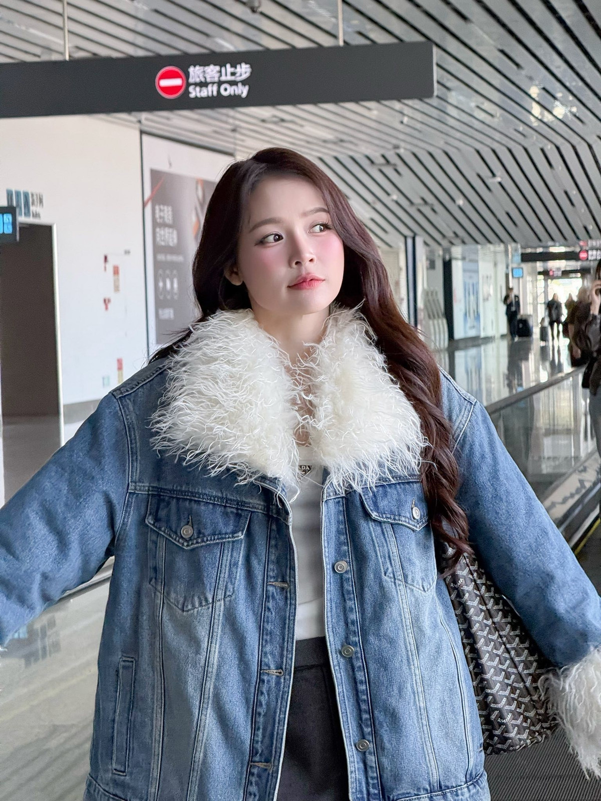 Trước đó, Sam từng nhiều lần gây chú ý khi xuất hiện với diện mạo trẻ trung sau sinh.