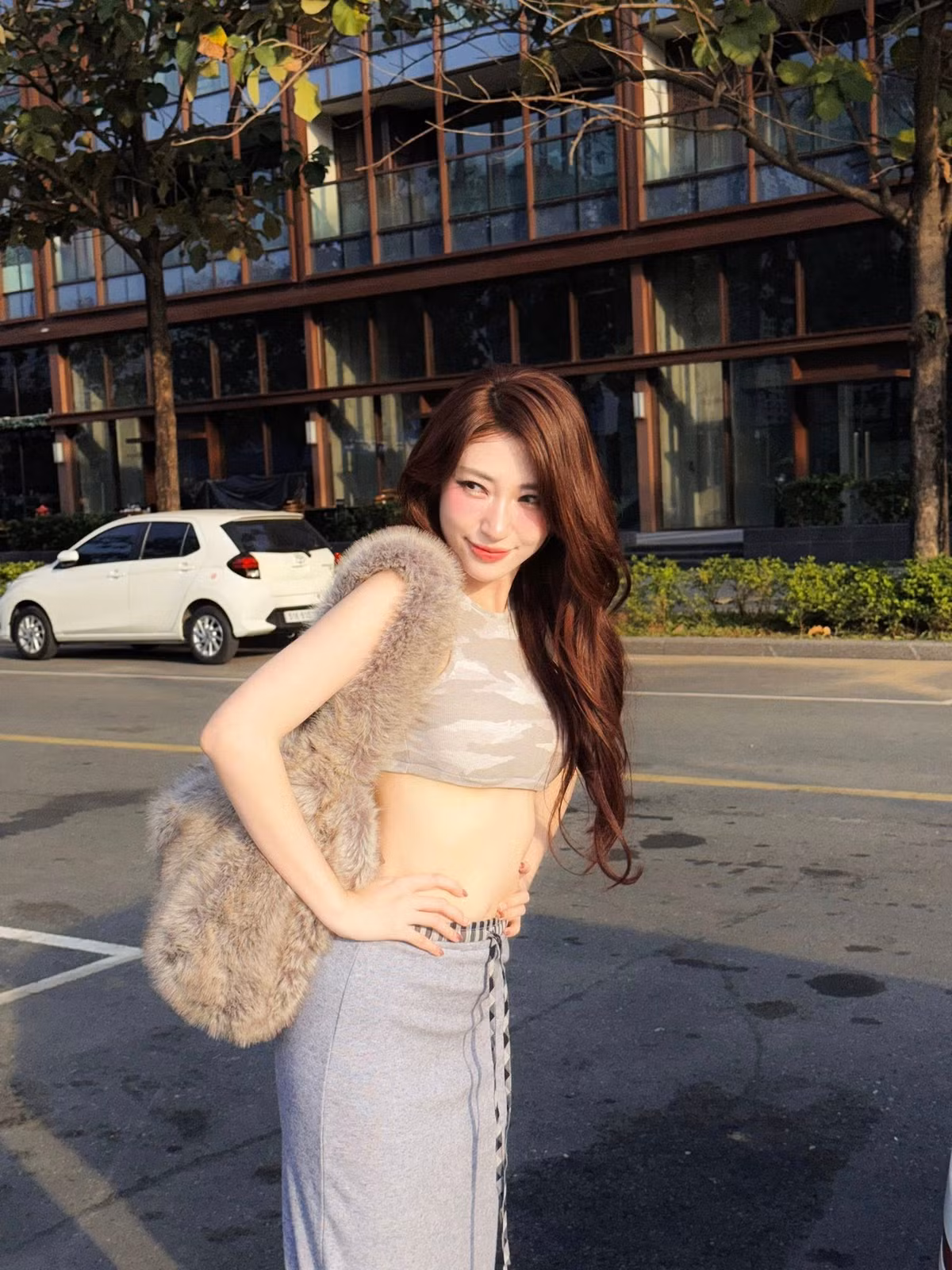 Nữ ca sĩ không ngại thử nghiệm những trang phục sexy, cắt xẻ táo bạo.