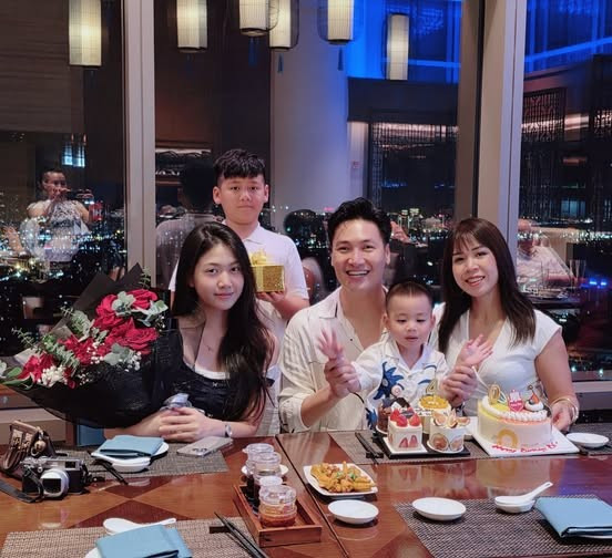 Gia đình diễn viên Mạnh Trường mừng sinh nhật con trai. Ảnh: FB Nguyen Manh Truong