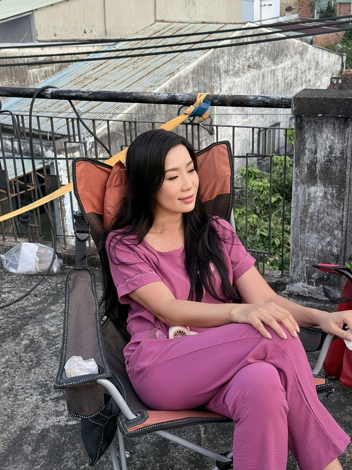 NSND Trịnh Kim Chi ghi lại khoảnh khắc ở hậu trường phim. Ảnh: FB Trịnh Kim Chi