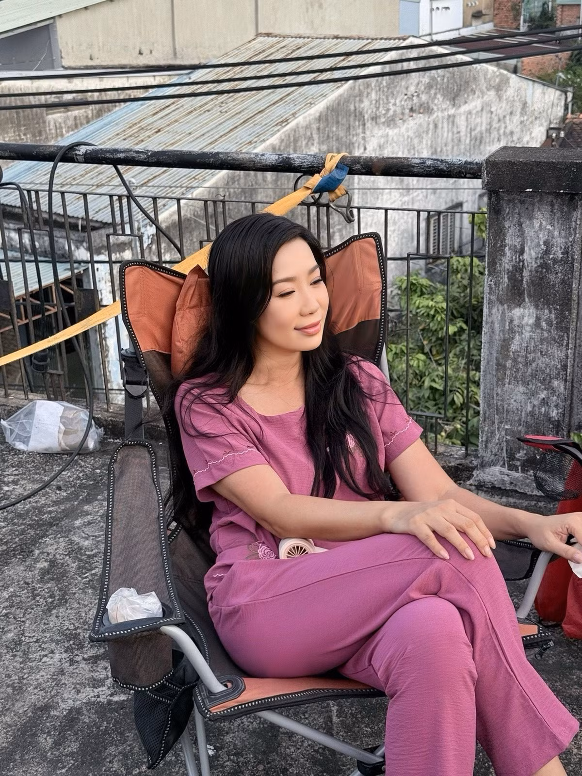 NSND Trịnh Kim Chi ghi lại khoảnh khắc ở hậu trường phim. Ảnh: FB Trịnh Kim Chi