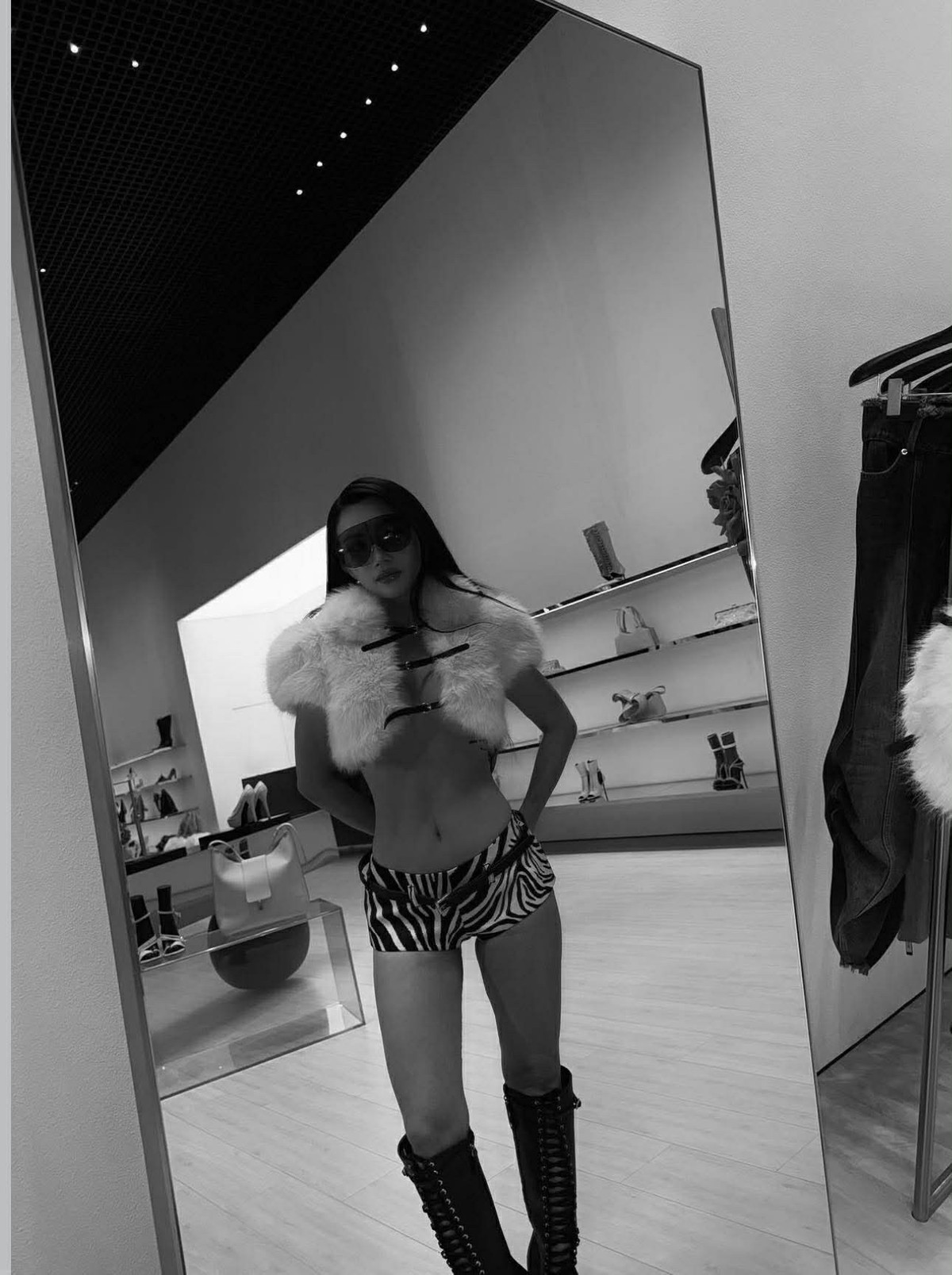 Song song với việc vận động, nữ ca sĩ còn ưa chuộng phong cách thời trang ôm sát, cắt xẻ táo bạo nhằm tôn triệt để đường cong cơ thể.