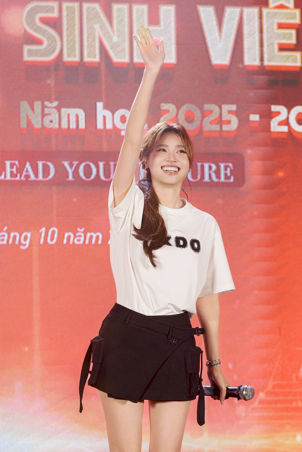 Ninh Dương Lan Ngọc mặc trẻ trung tham gia một sự kiện chào đón tân sinh viên. Ảnh: FB Ninh Dương Lan Ngọc