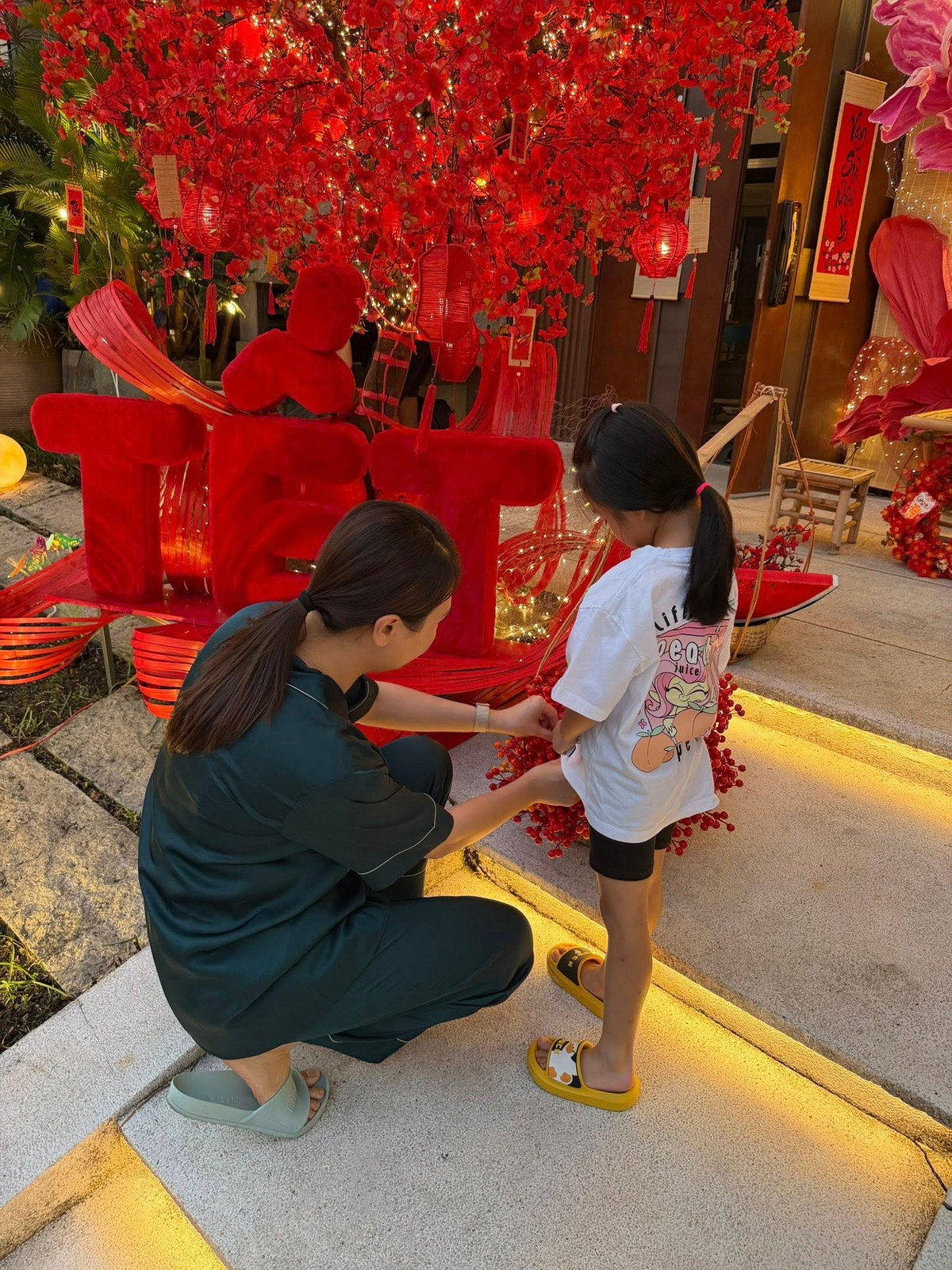 Đàm Thu Trang cùng con gái trang hoàng nhà chuẩn bị đón Tết. Ảnh: FB Đàm Thu Trang