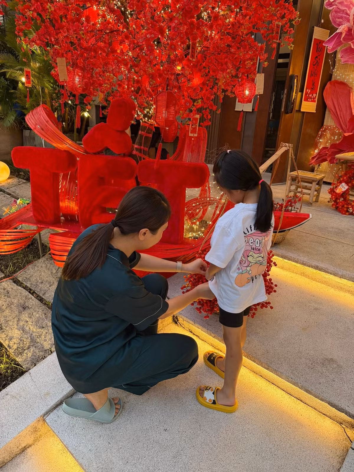 Đàm Thu Trang cùng con gái trang hoàng nhà chuẩn bị đón Tết. Ảnh: FB Đàm Thu Trang