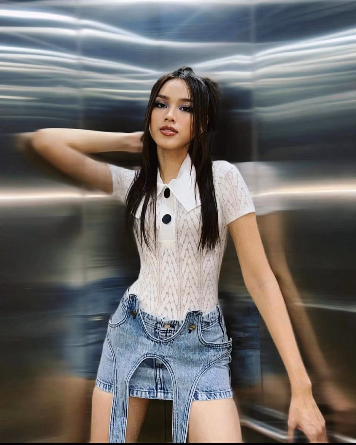 Người đẹp 24 tuổi cho biết cô yêu thích phong cách thanh lịch nhưng vẫn năng động, trẻ trung, vì thế ưu tiên các thiết kế có đường cắt xẻ vừa phải, tập trung làm nổi bật đôi chân.