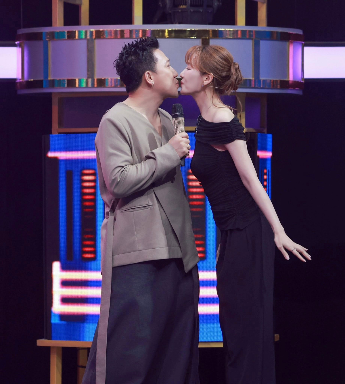 Trấn Thành và Hari Won tổ chức đám cưới vào năm 2016, sau một năm công khai hẹn hò. Ngay từ khi mới đến với nhau, mối quan hệ của cặp đôi đã vấp phải nhiều ý kiến trái chiều từ dư luận.