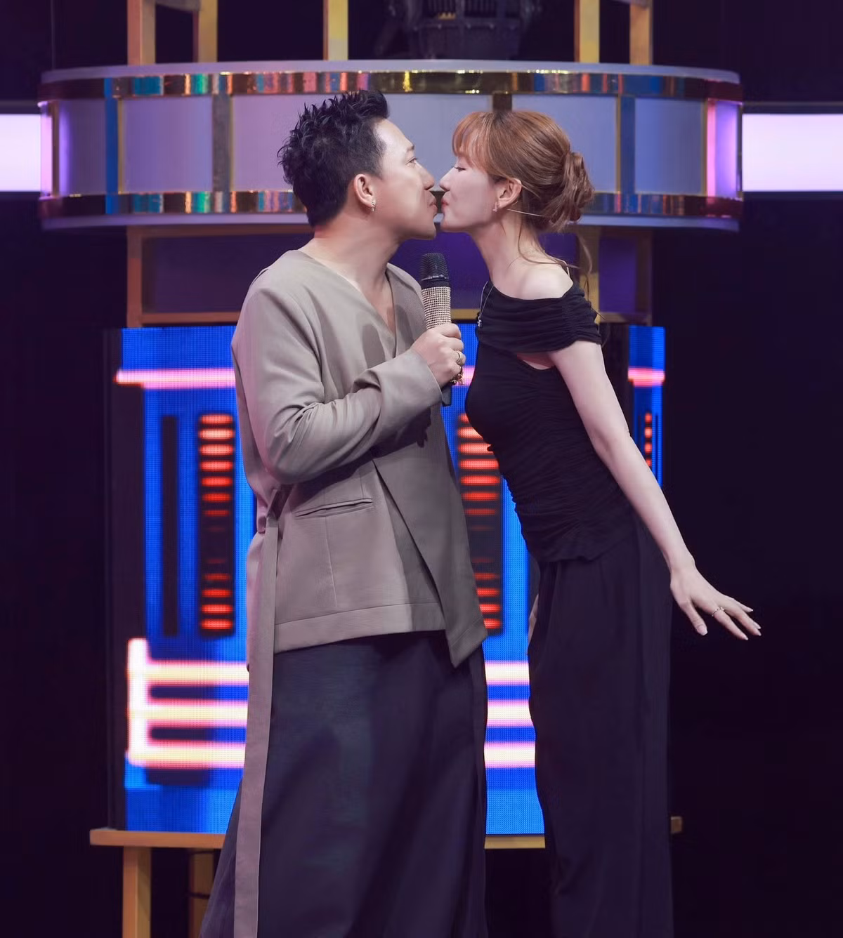 Trấn Thành và Hari Won tổ chức đám cưới vào năm 2016, sau một năm công khai hẹn hò. Ngay từ khi mới đến với nhau, mối quan hệ của cặp đôi đã vấp phải nhiều ý kiến trái chiều từ dư luận.