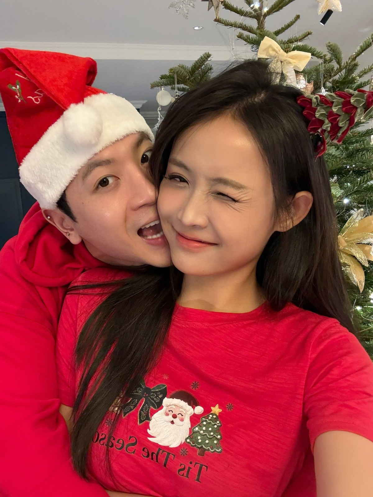 Trương Mỹ Nhân và Phí Ngọc Hưng chụp ảnh tình tứ. Cặp đôi diện trang phục tone đỏ hưởng ứng không khí Giáng sinh. Ảnh: FB Trương Mỹ Nhân