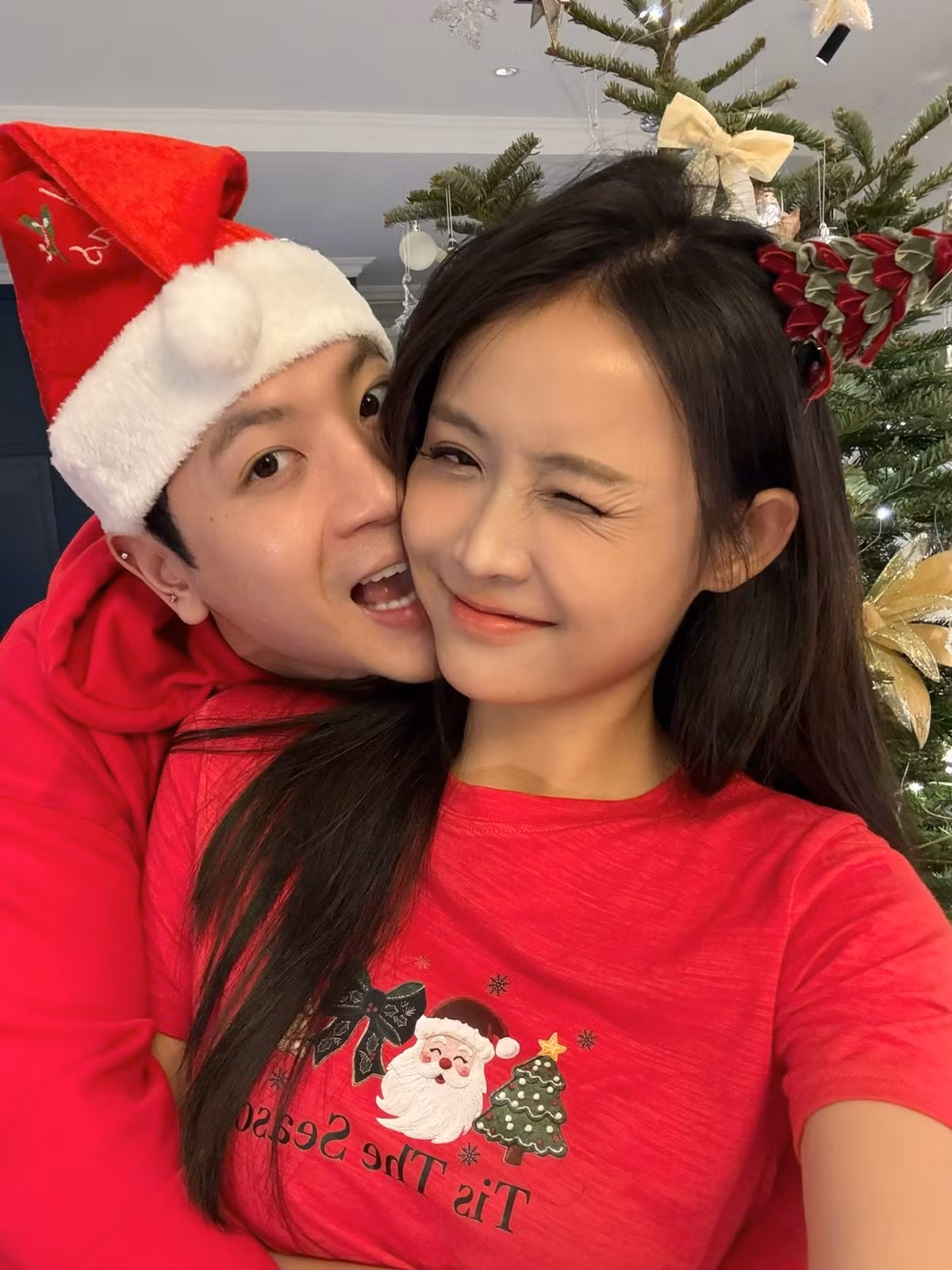 Trương Mỹ Nhân và Phí Ngọc Hưng chụp ảnh tình tứ. Cặp đôi diện trang phục tone đỏ hưởng ứng không khí Giáng sinh. Ảnh: FB Trương Mỹ Nhân