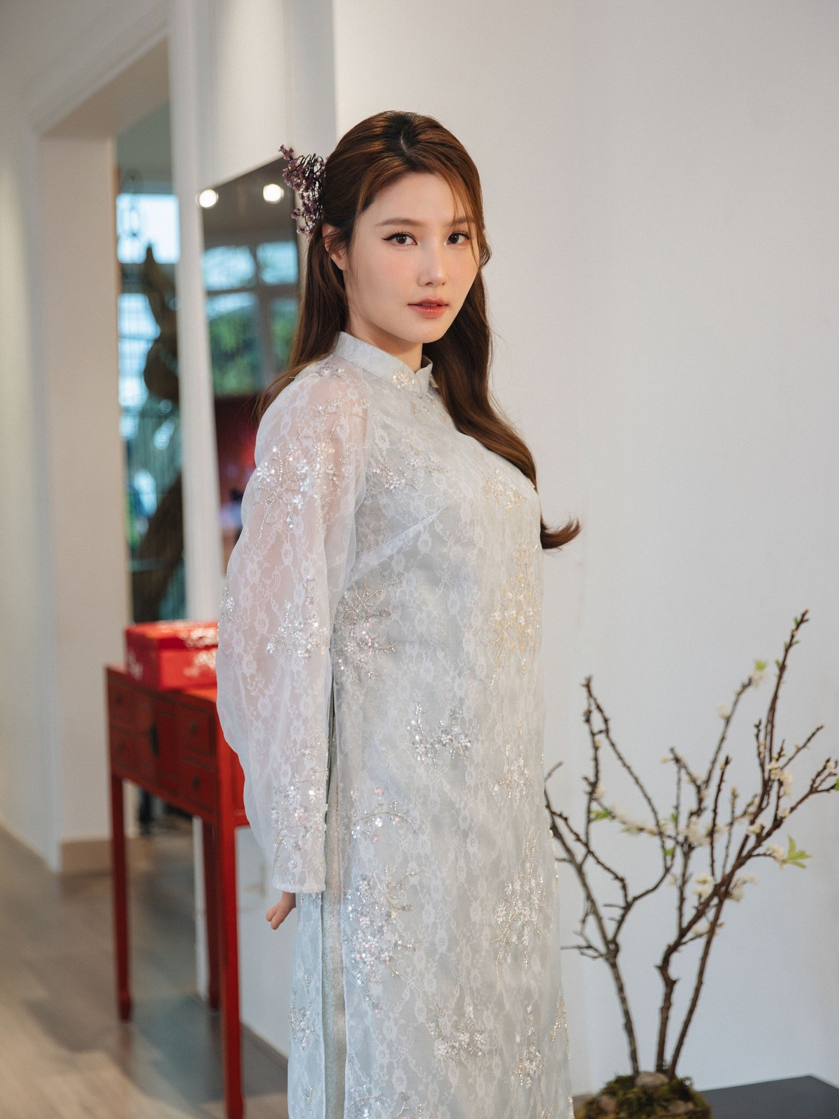 Diễm My 9x mặc áo dài xinh đẹp dịu dàng. Ảnh: FB Diem My