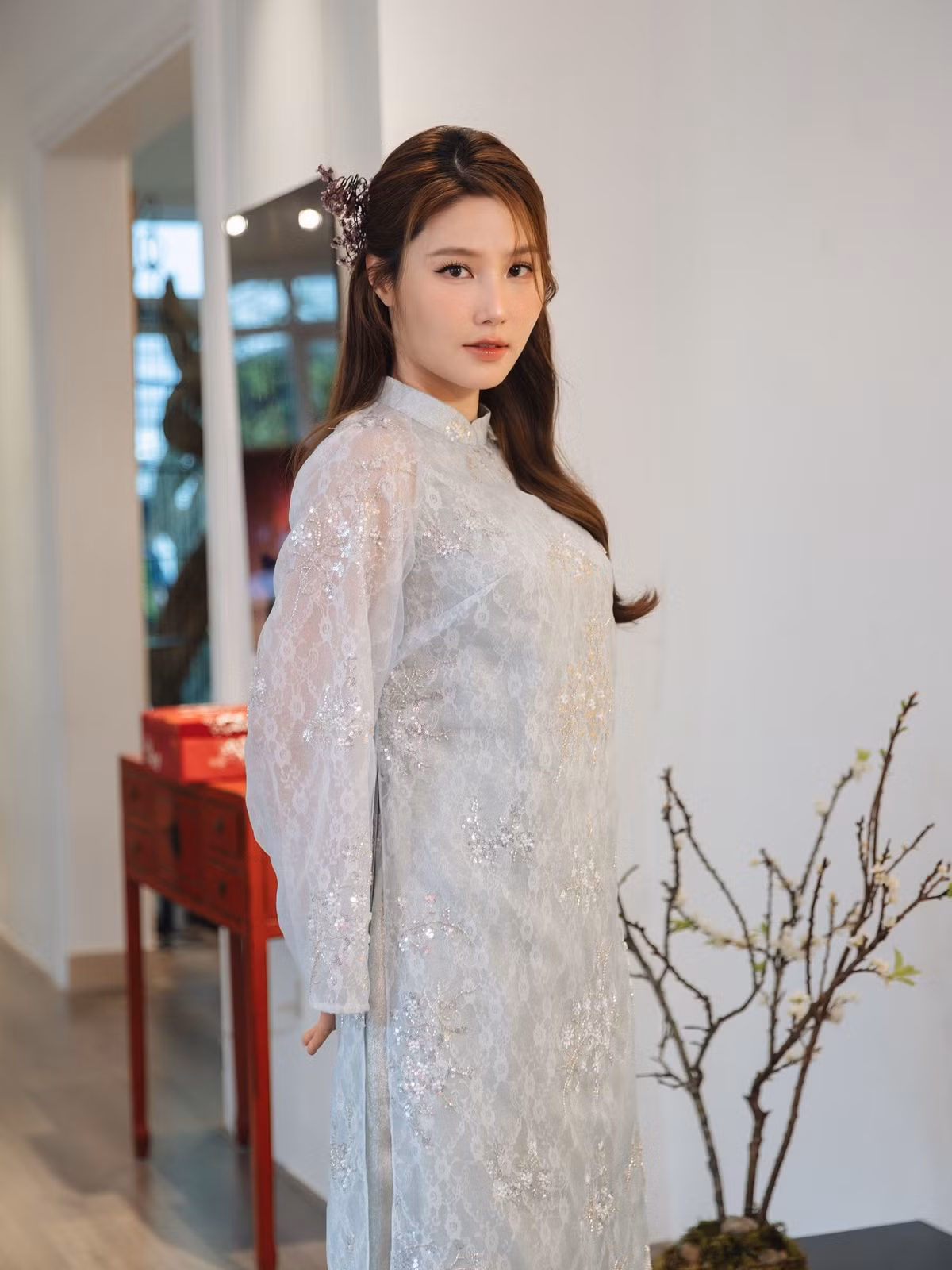 Diễm My 9x mặc áo dài xinh đẹp dịu dàng. Ảnh: FB Diem My