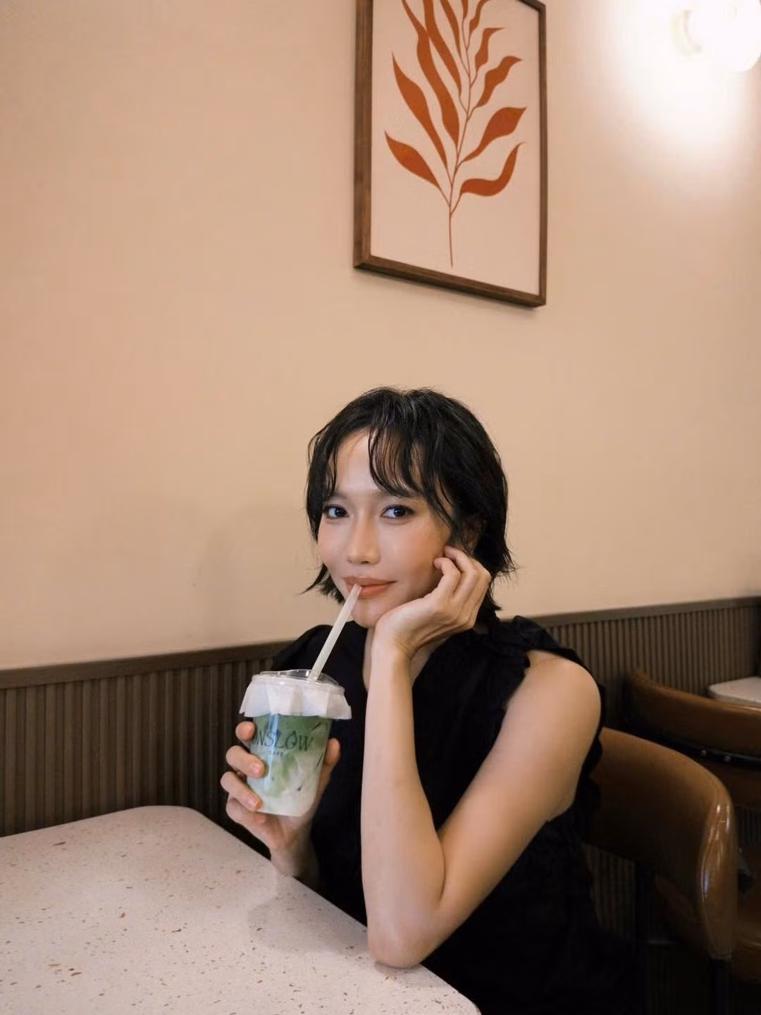 Từ những bộ cánh cá tính, phá cách đến những outfit mang hơi hướng retro, tối giản nhưng đậm chất nghệ, Diệu Nhi cho thấy sự trưởng thành rõ nét trong cách xây dựng hình ảnh cá nhân.