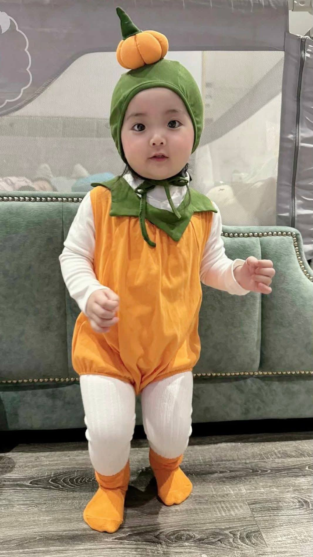 Tin tức sao Việt 29/10: Con gái út Lisa nhà Khánh Thi - Phan Hiển đáng yêu khi hóa trang thành quả bí ngô dịp Halloween. Ảnh: FB Anh Nguyen