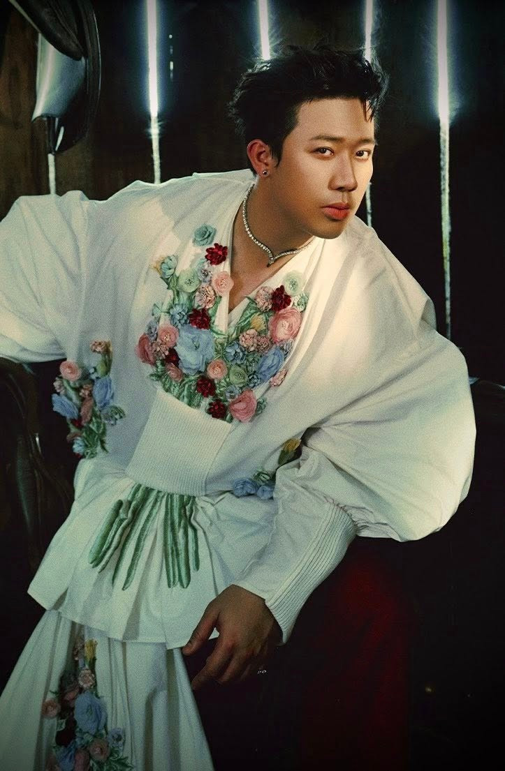 Ca sĩ Trấn Thành chụp ảnh mừng sinh nhật bản thân với phong cách độc đáo. Ảnh: FB Trấn Thành