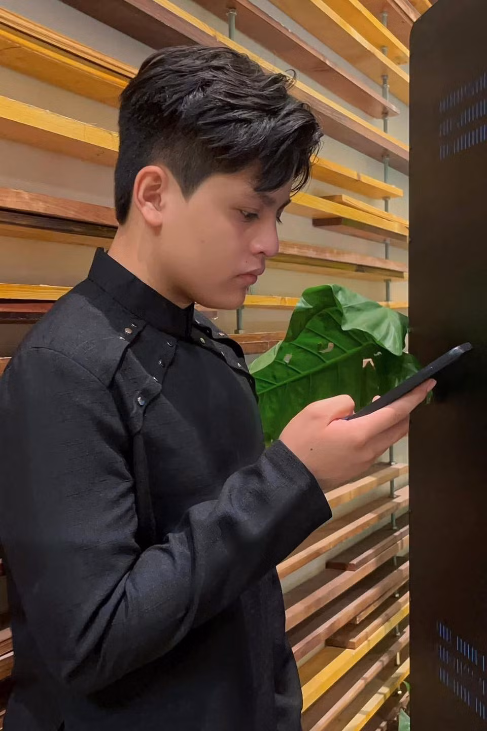 Vẻ ngoài bảnh bao, thần thái sáng cùng nét điển trai tự nhiên khiến cậu bé được kỳ vọng sẽ là gương mặt triển vọng nếu lựa chọn nối nghiệp bố mẹ trong lĩnh vực nghệ thuật.