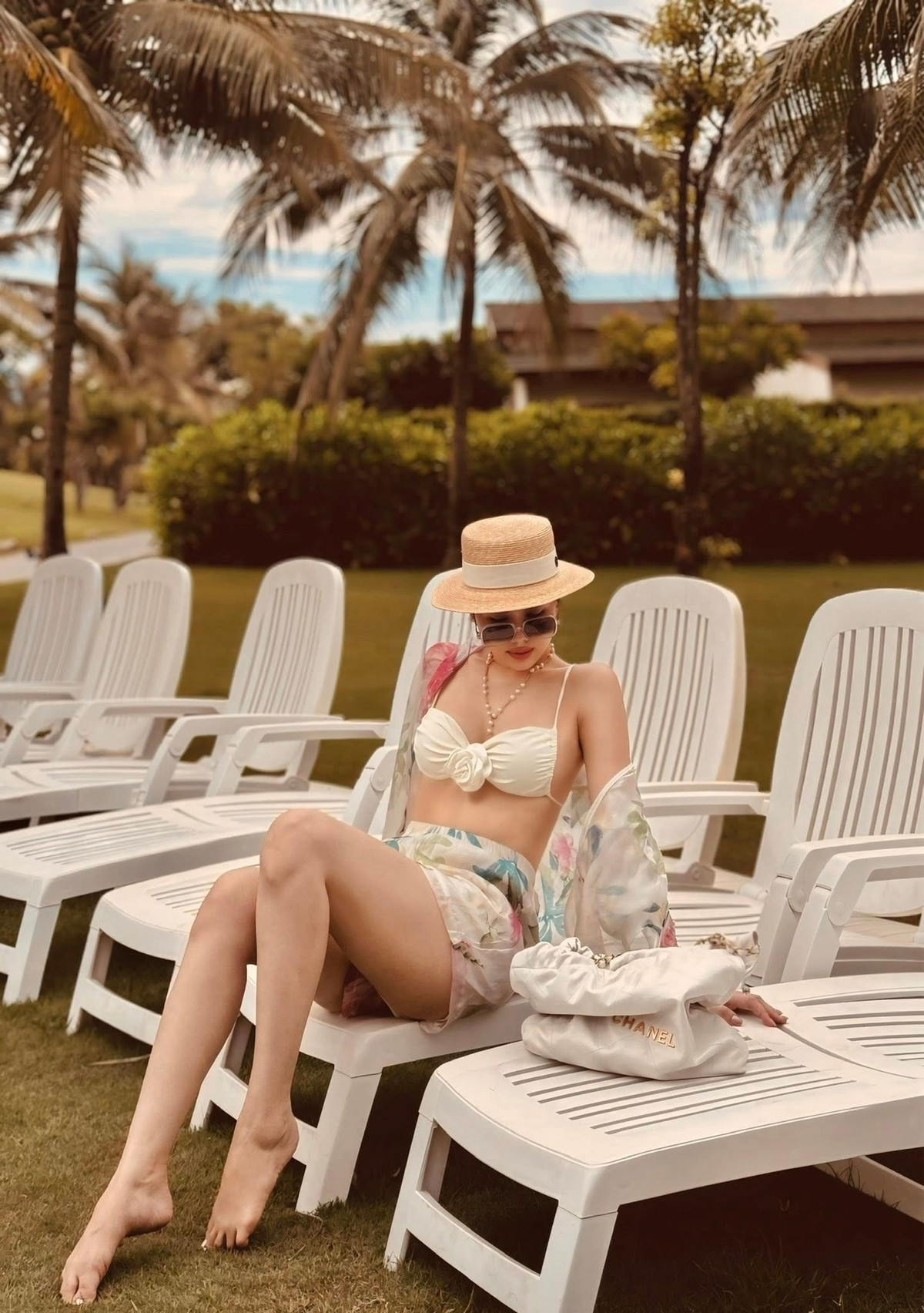 Phanh Lee tung ảnh trong chuyến đi biển mùa hè. Nữ diễn viên được khen "gái hai con trông mòn con mắt". Ảnh: FB Phương Anh Lê