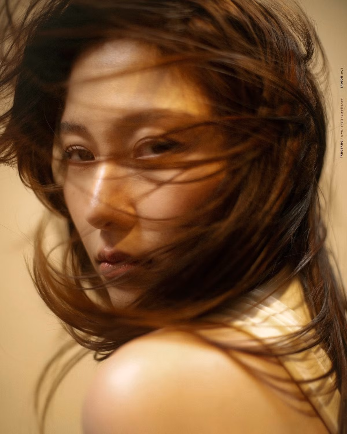 Chi tiết vải cột nhẹ phía sau khéo léo hướng sự chú ý vào vóc dáng thon gọn và vòng lưng mềm mại, tạo nên tổng thể vừa gợi cảm vừa sang trọng của Uyển Ân.