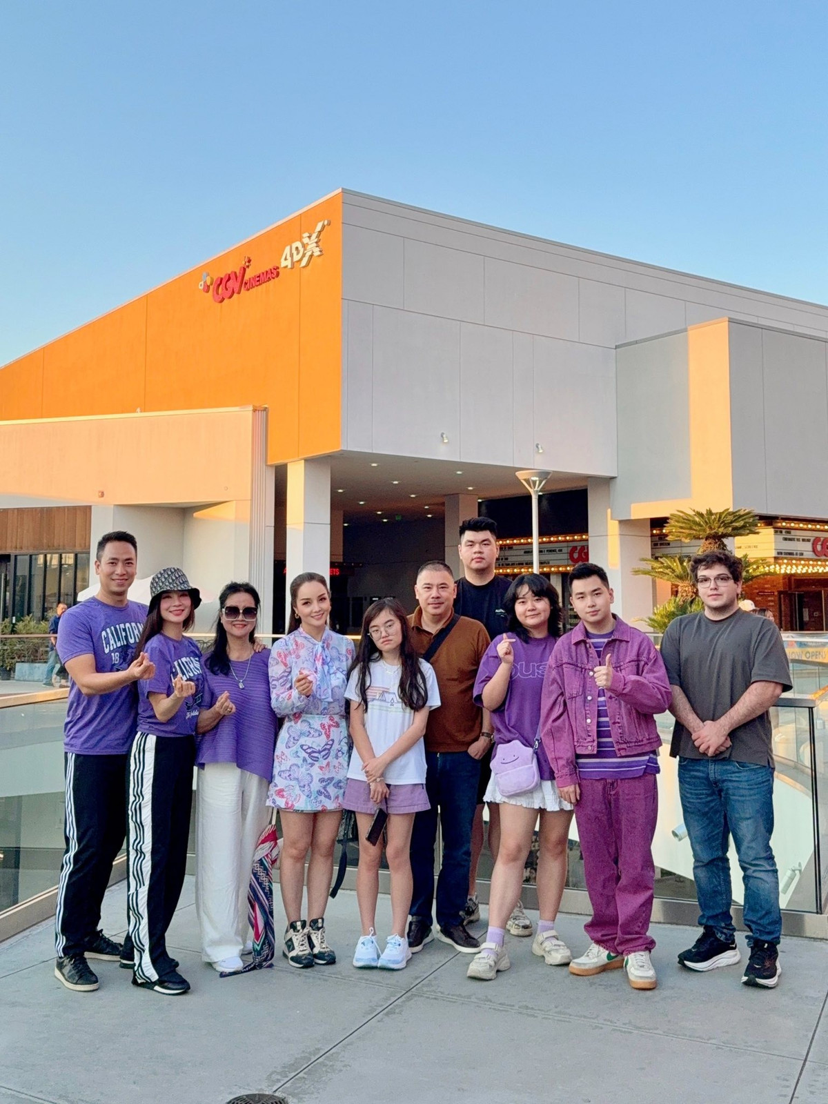 Mai Thu Huyền cùng chồng con sum họp đại gia đình ở Mỹ. Ảnh: FB Mai Thu Huyen