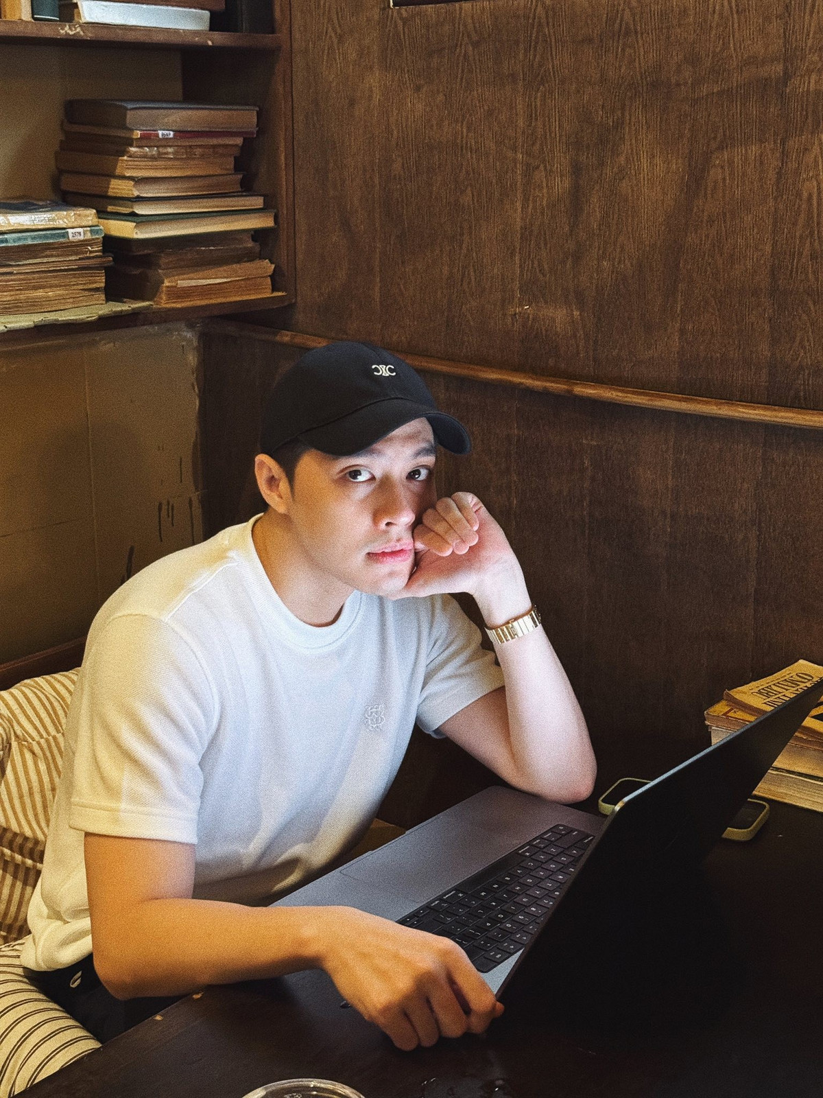 Phong độ ngoại hình ổn định, cộng với phong cách biểu diễn ngày càng cuốn đã góp phần giúp anh giữ vững vị trí trong lòng khán giả suốt nhiều năm qua.