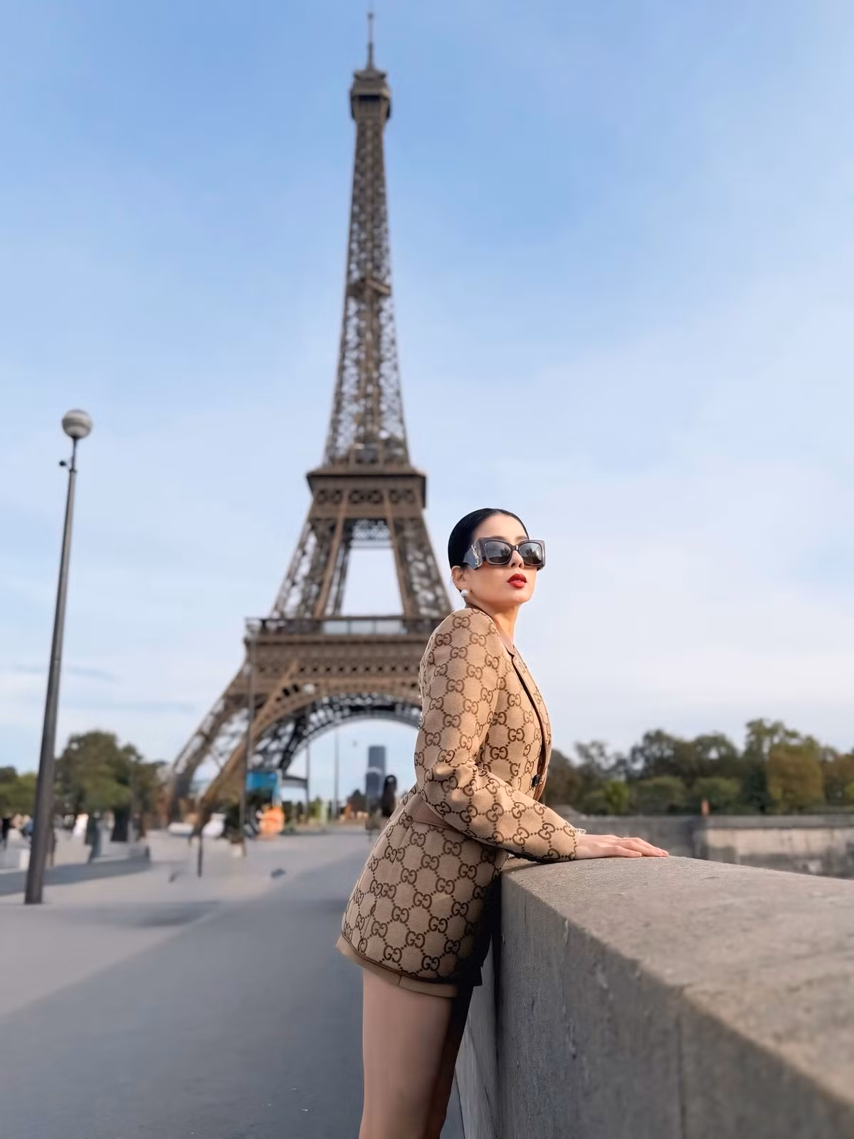 Toàn bộ trang phục và phụ kiện cô sử dụng đều đến từ thương hiệu thời trang cao cấp, tạo nên tổng thể sang trọng và cuốn hút.