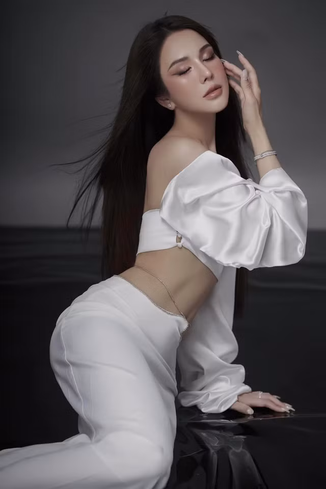 Người đẹp ưu tiên các thiết kế cắt xẻ táo bạo, tôn lên vẻ đẹp hình thể. Ảnh: FB Diệp Lâm Anh