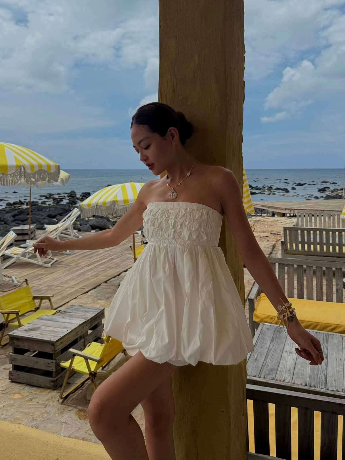 Diễn viên Thuỳ Anh khoe dáng khi du lịch đảo Phú Quý. Ảnh: FB Thuỳ Anh