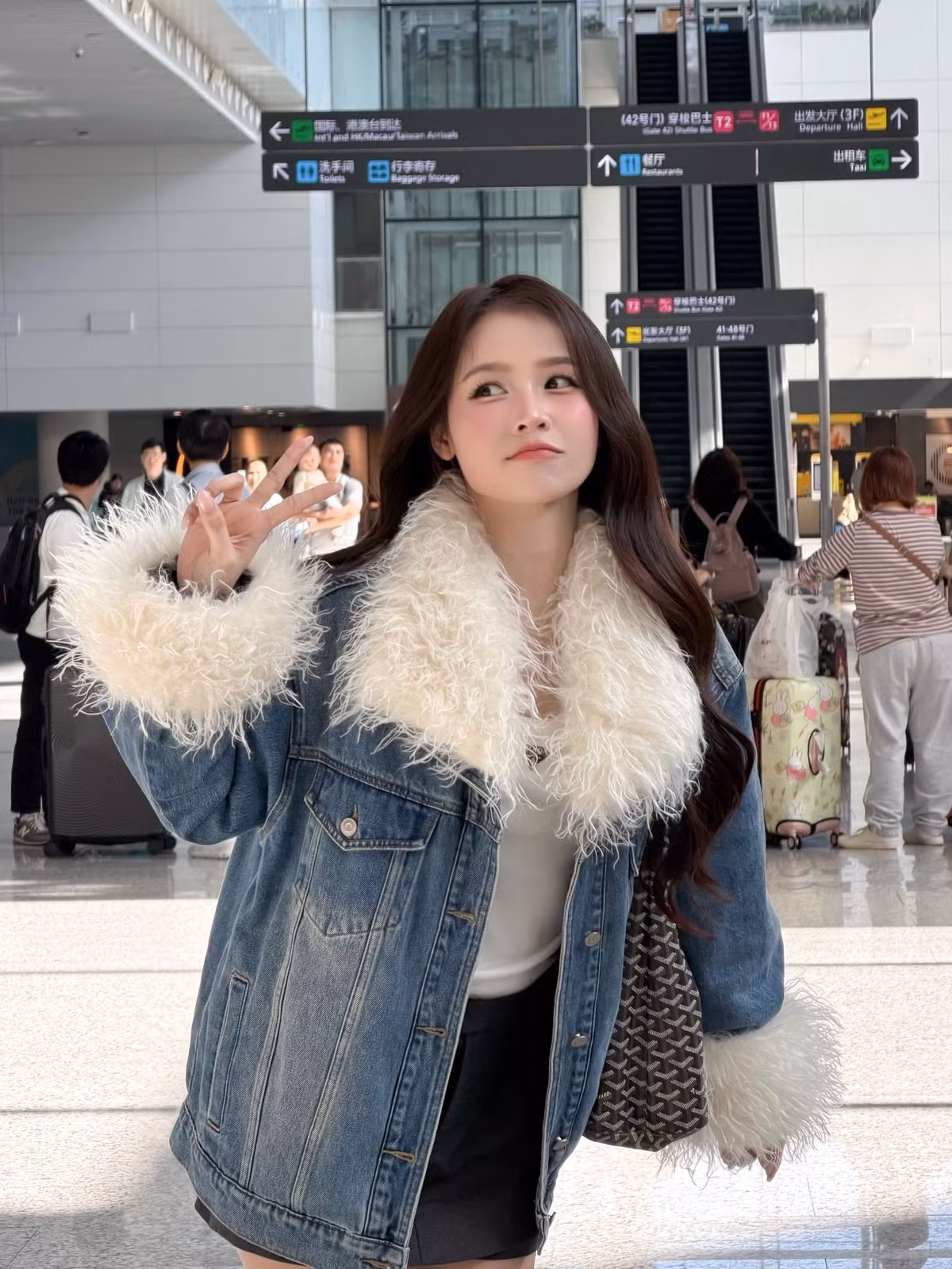 Không cầu kỳ hay phô trương, nữ diễn viên lựa chọn outfit năng động nhưng vẫn nổi bật.