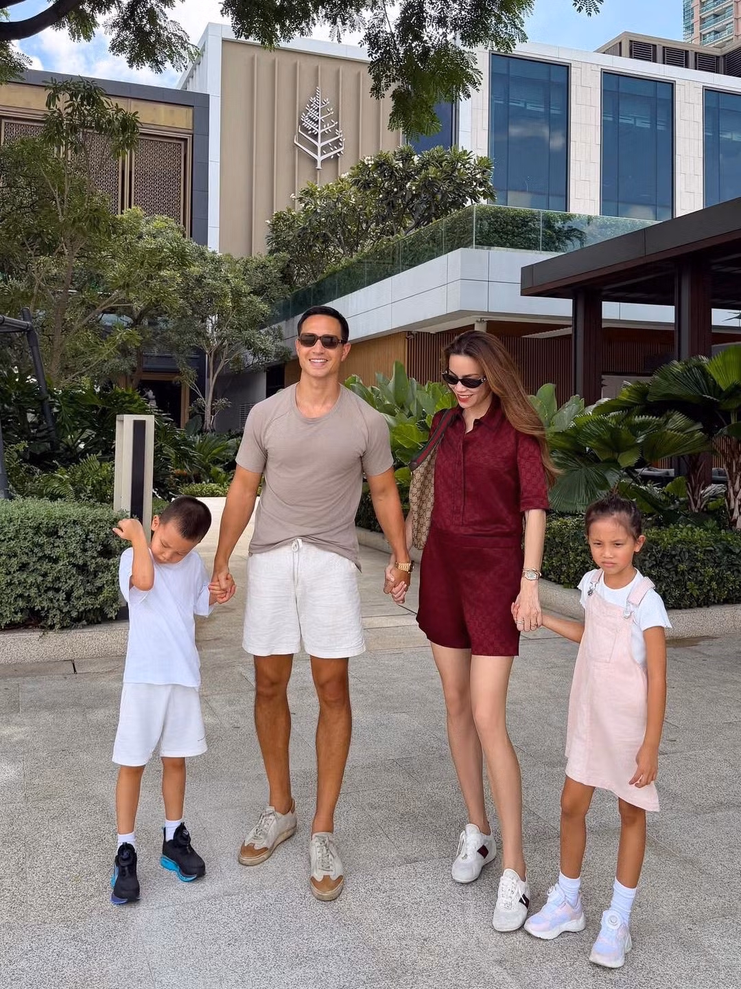 Với sự thừa hưởng gen trội này, công chúng càng thêm hy vọng về nhan sắc rạng rỡ của "tiểu công chúa" Lisa trong tương lai.