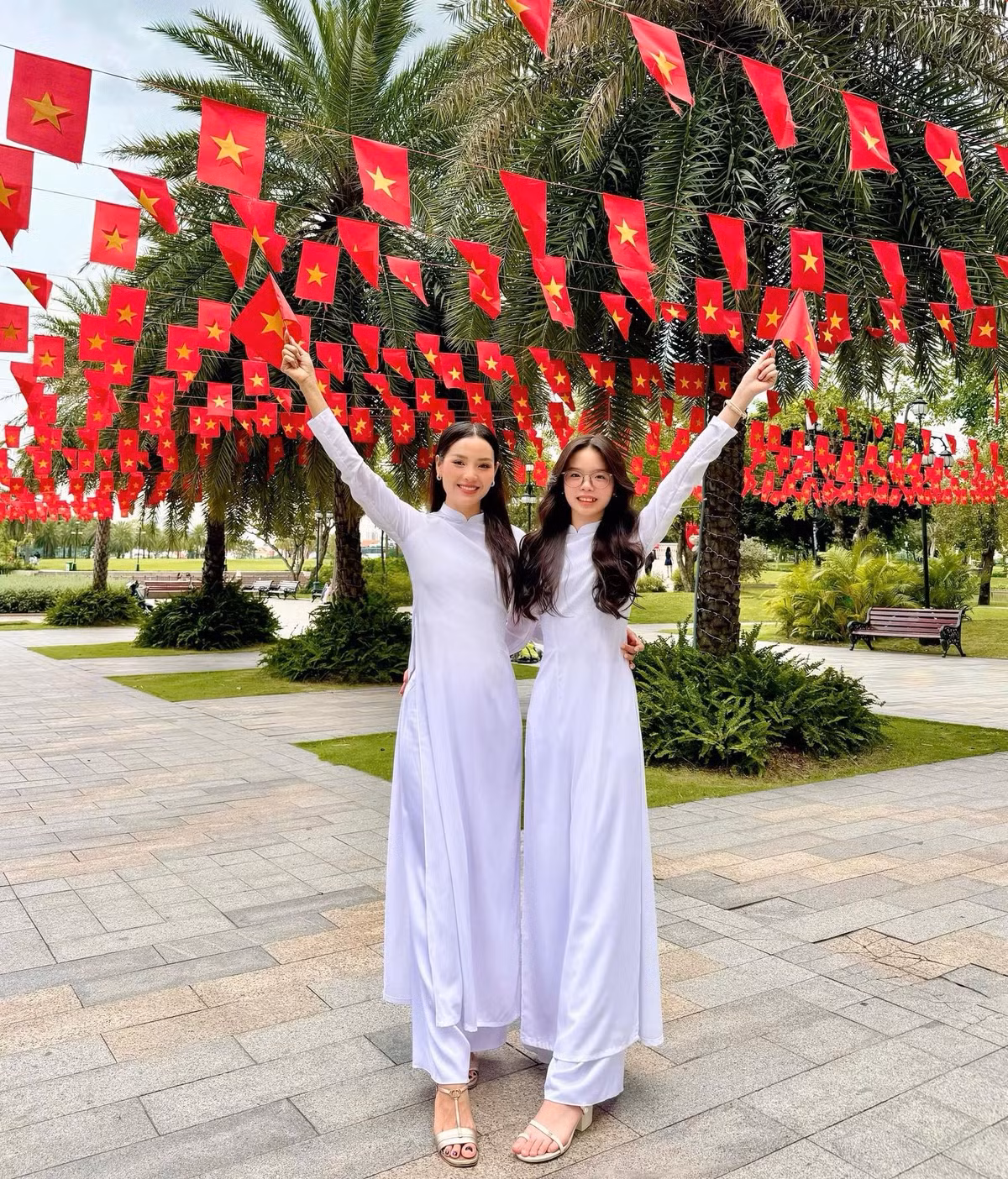 Tin tức sao Việt 2/9: Phương Trinh Jolie cùng con gái diện áo dài trắng, cầm cờ đỏ sao vàng chụp ảnh mừng Tết Độc lập. Ảnh: FB Phương Trinh Jolie