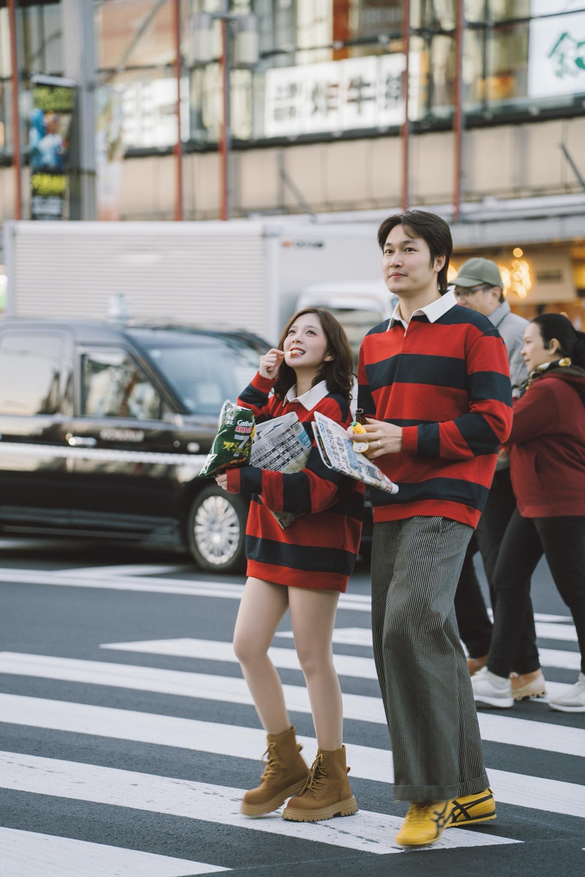 Cặp đôi dạo bước trên đường phố Nhật Bản.