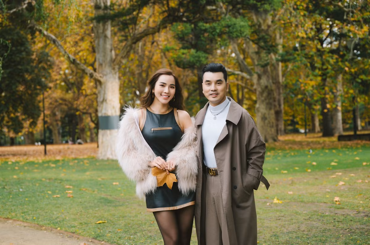 Ca sĩ Ưng Hoàng Phúc cùng bà xã Kim Cương tình tứ dạo chơi, quay MV dưới thời tiết lạnh giá, chỉ 3 độ C ở Australia. Ảnh: FB Ưng Hoàng Phúc