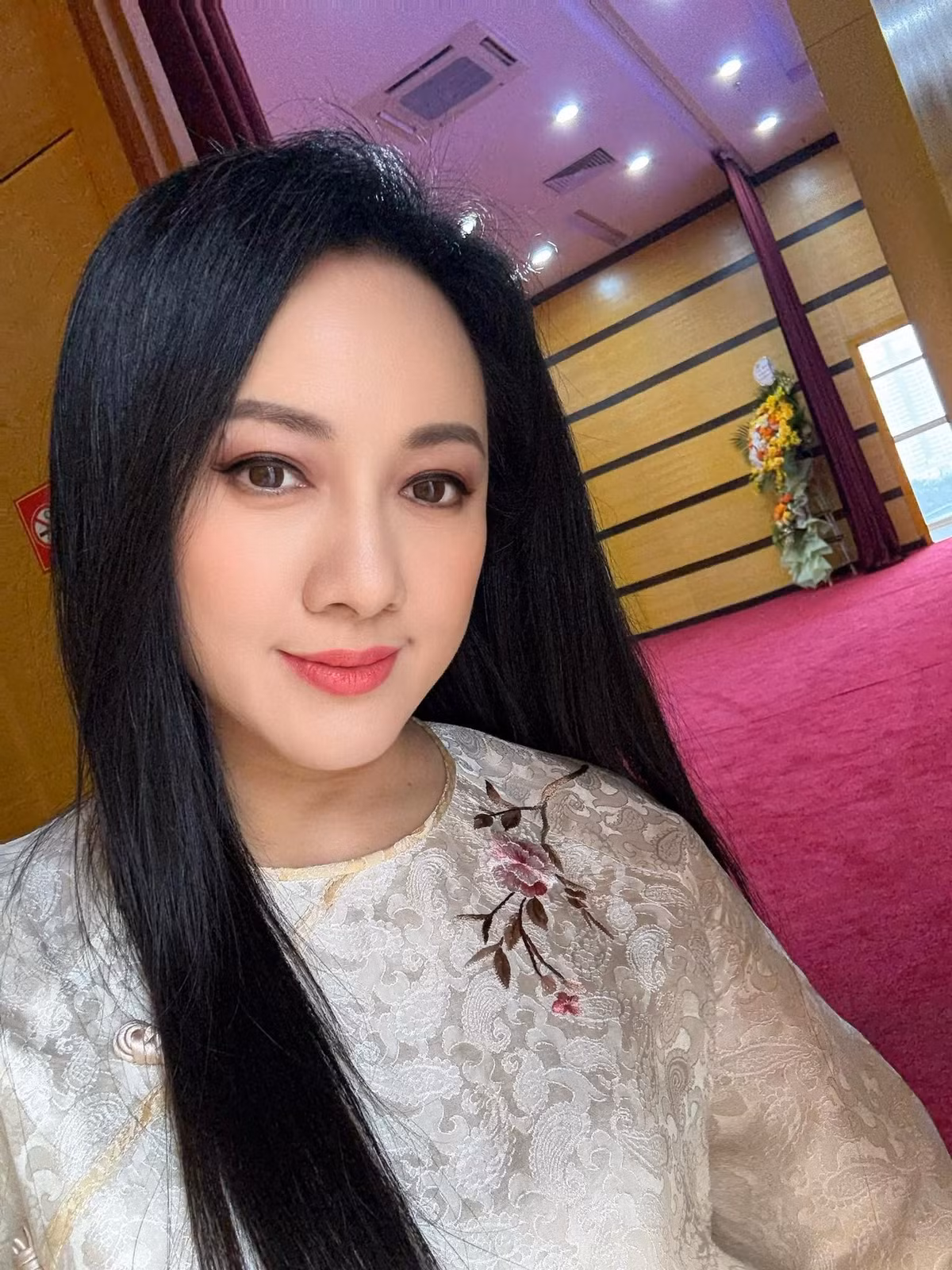 Gương mặt thanh tú, nụ cười dịu dàng cùng phong cách trang điểm nhẹ nhàng giúp cô luôn giữ được nét cuốn hút riêng biệt, không lẫn với bất kỳ ai.