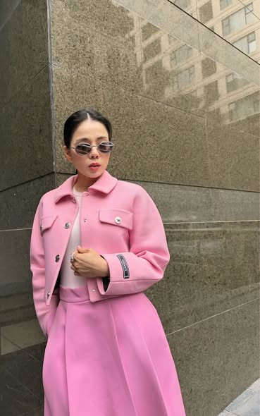 Ca sĩ Lệ Quyên diện trang phục màu hồng thanh lịch dạo phố. Ảnh: FB Lệ Quyên