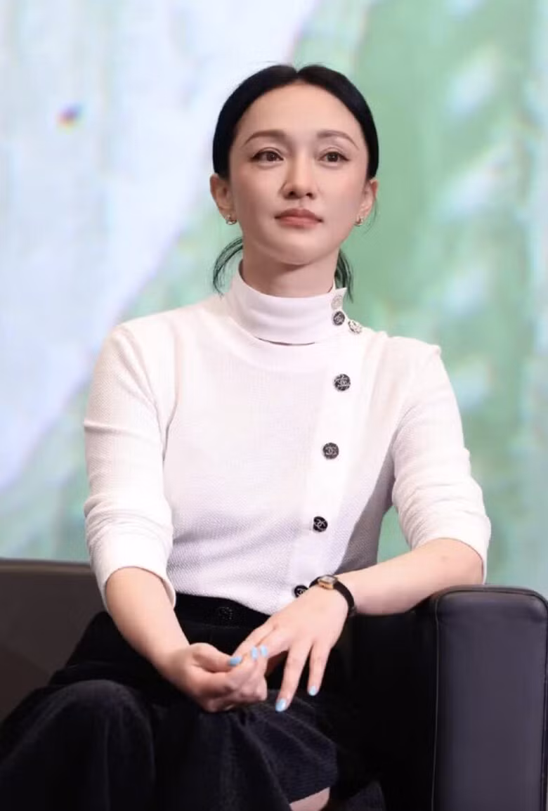 Nhưng ở tuổi 50, điều khiến người hâm mộ không khỏi bất ngờ chính là nhan sắc thách thức thời gian của cô.