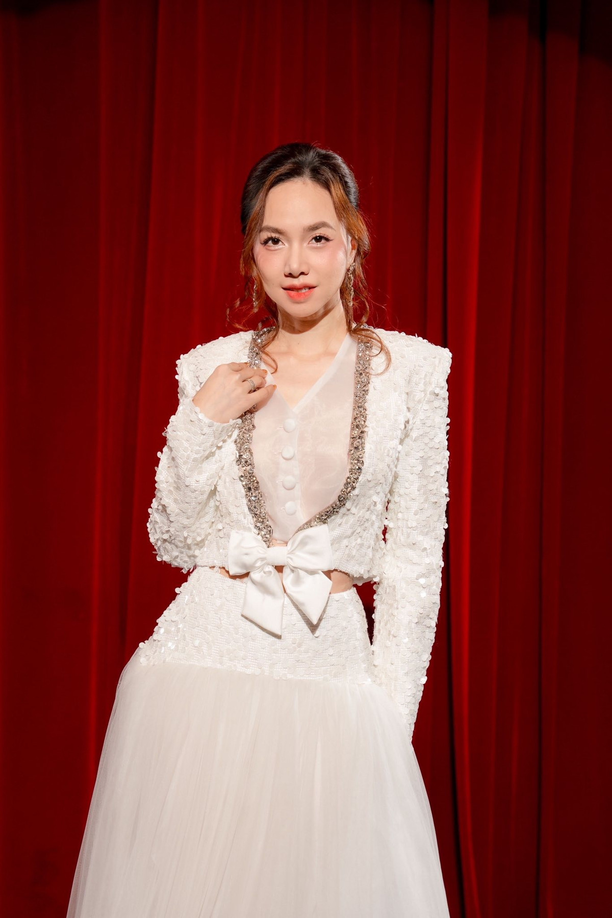 Các thiết kế cô lựa chọn vừa tôn dáng, vừa toát lên khí chất dịu dàng, sang trọng của một quý cô hiện đại.