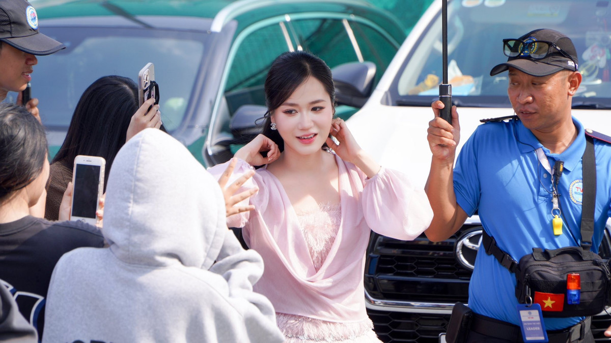 Nữ diễn viên từng chia sẻ chồng cô chưa bao giờ gây áp lực về ngoại hình, thậm chí còn nhận xét “mập thì cũng dễ thương”. Chính sự cảm thông, ủng hộ từ gia đình đã giúp Lâm Vỹ Dạ thoải mái là chính mình, đồng thời có thêm động lực để thay đổi theo hướng tích cực hơn.