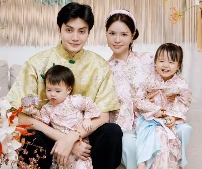 Lucie Nguyễn là một trong những hot mom đình đám tại TP HCM, không chỉ gây chú ý bởi nhan sắc nổi bật mà còn bởi câu chuyện tình yêu “chị em” đầy ngọt ngào bên ông xã kém 9 tuổi – Tuấn Dương. Cặp đôi nhận được nhiều sự quan tâm từ cộng đồng mạng nhờ sự đồng điệu trong cuộc sống cũng như cách xây dựng tổ ấm hạnh phúc.