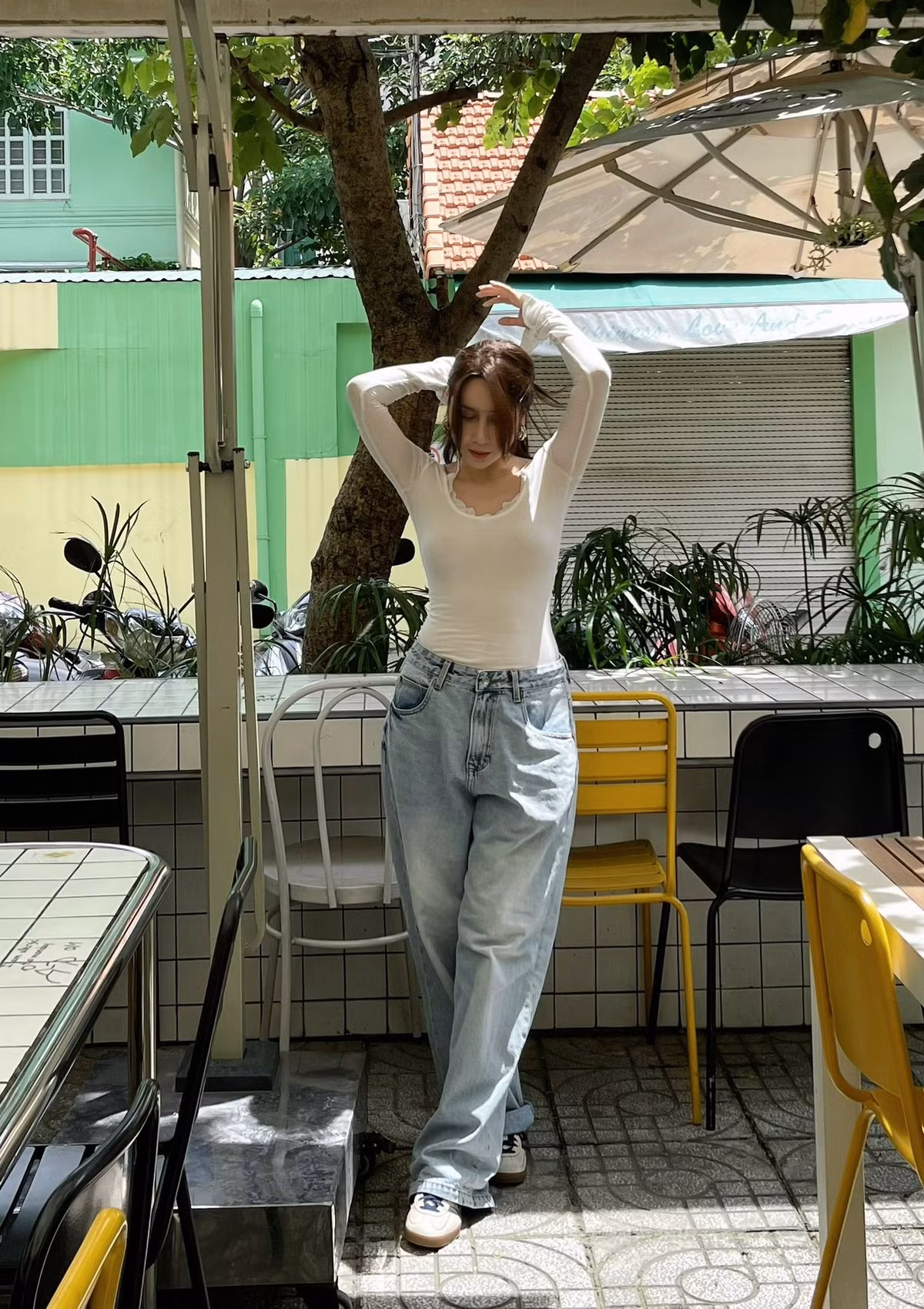 Mới đây, ca sĩ Lưu Hương Giang đã thu hút mọi sự chú ý khi chia sẻ hình ảnh mới khoe vẻ ngoài rạng rỡ khi đi cà phê.