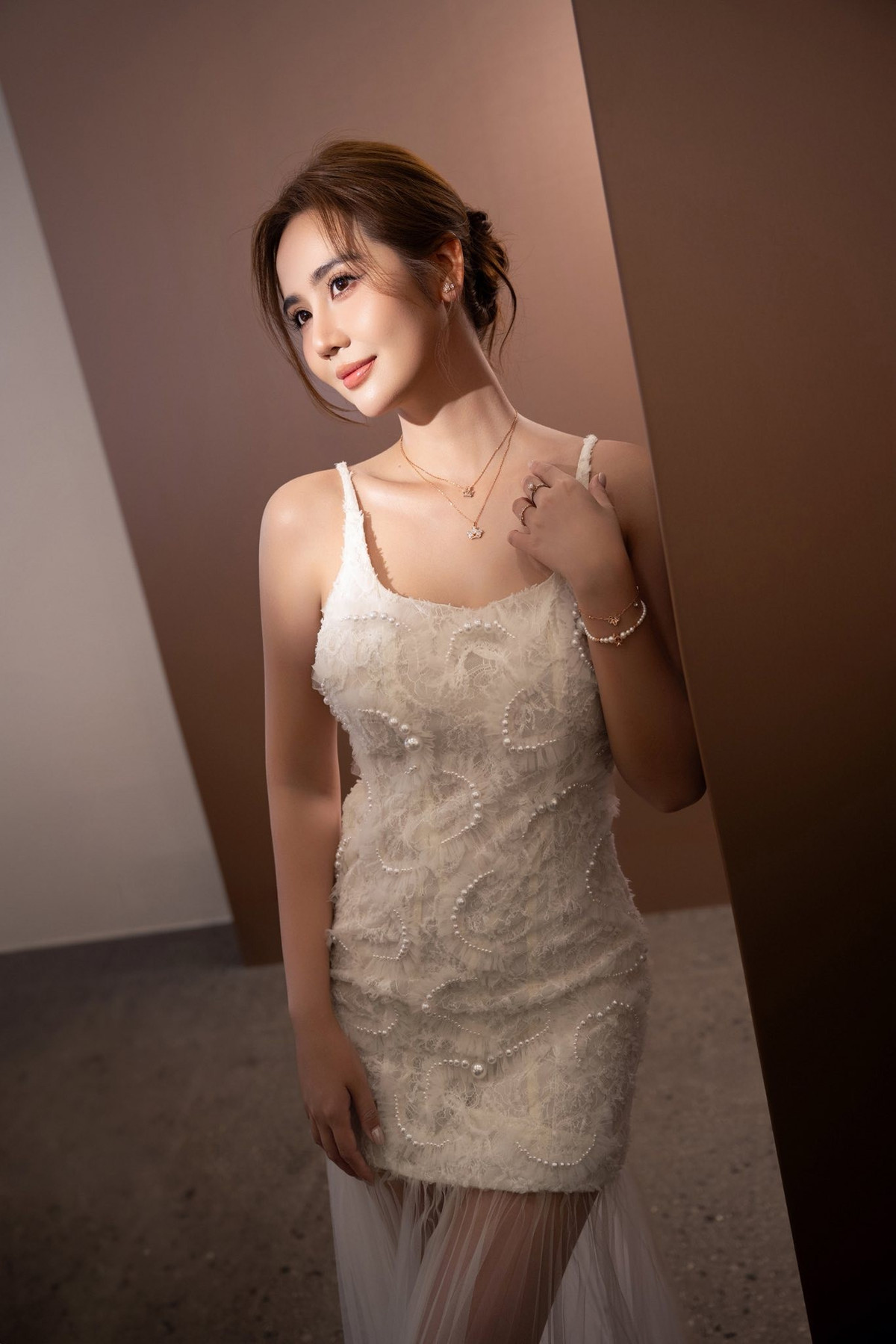 Diễn viên Huyền Lizzie quyến rũ khi diện váy ôm sát. Ảnh: FB Huyền Lizzie