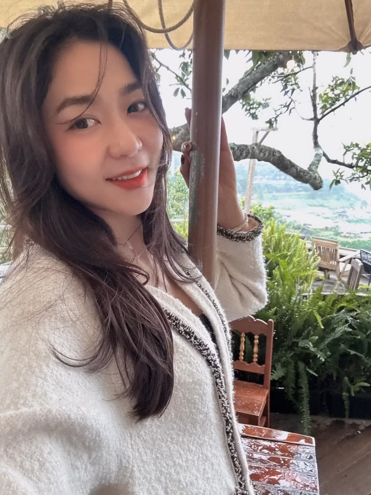 Nhờ vóc dáng cân đối, Hà Thanh Xuân tự tin "biến hóa" hình ảnh với nhiều kiểu trang phục, khi sexy, phóng khoáng, lúc thanh lịch, kín đáo. Ảnh: FB Hà Thanh Xuân