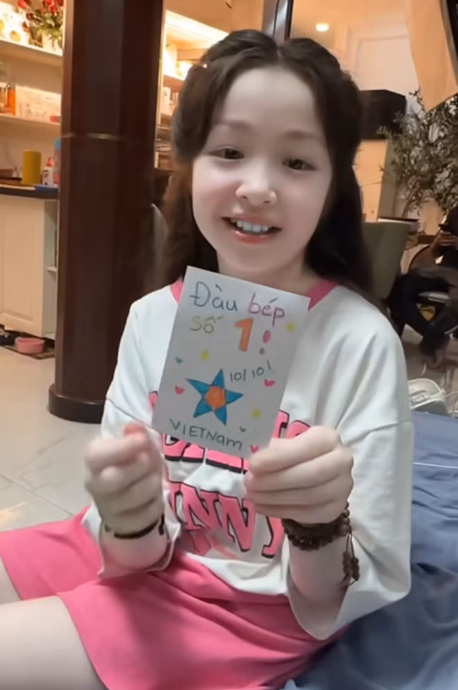 Mỗi lần Elly Trần chia sẻ hình ảnh con gái, cư dân mạng lại không khỏi trầm trồ trước sự "lột xác" này.