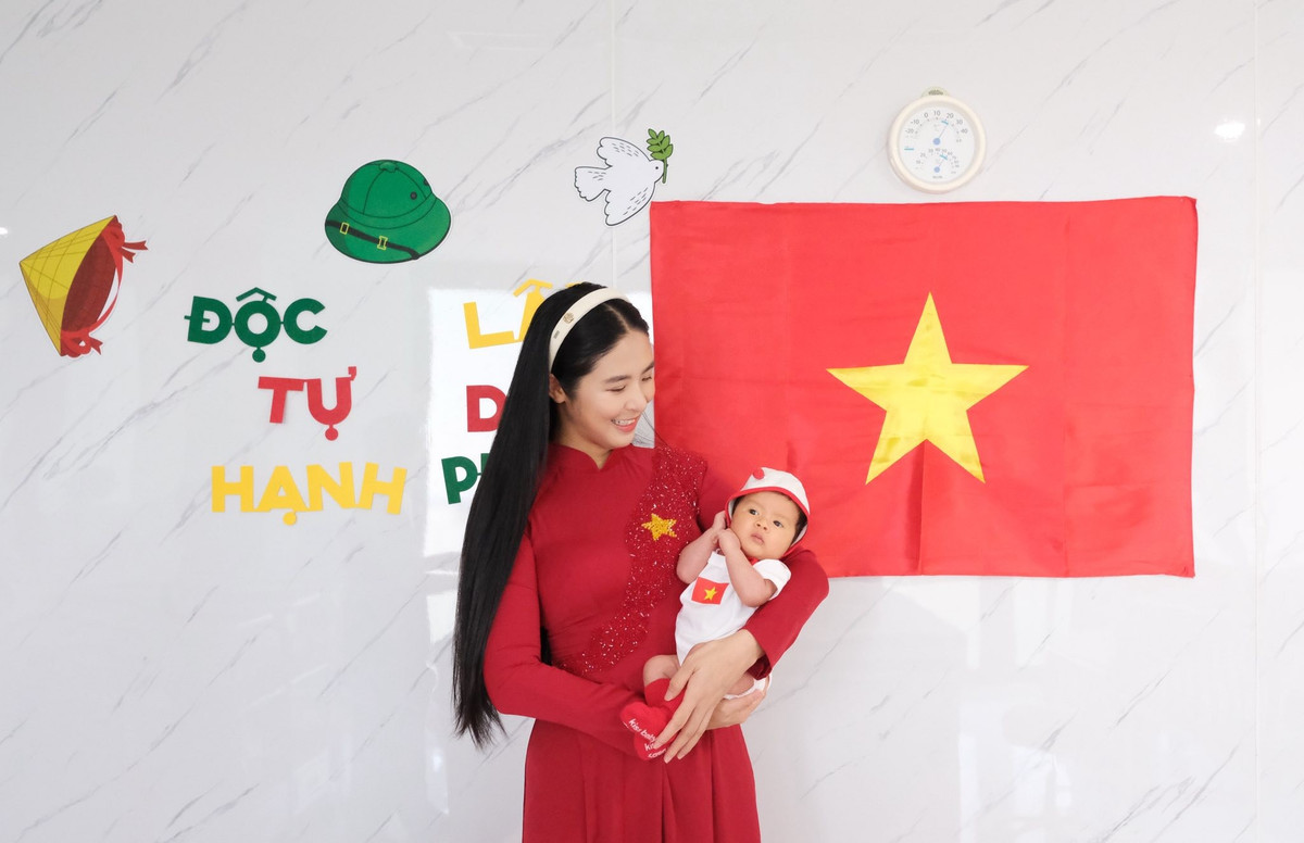 Ngọc Hân cho thấy sự cân bằng đáng ngưỡng mộ giữa vai trò người mẹ và công việc. Dù bận rộn chăm sóc con trai đầu lòng, cô vẫn thường xuyên xuất hiện tại các sự kiện thời trang với hình ảnh chỉn chu, thần thái tự tin.