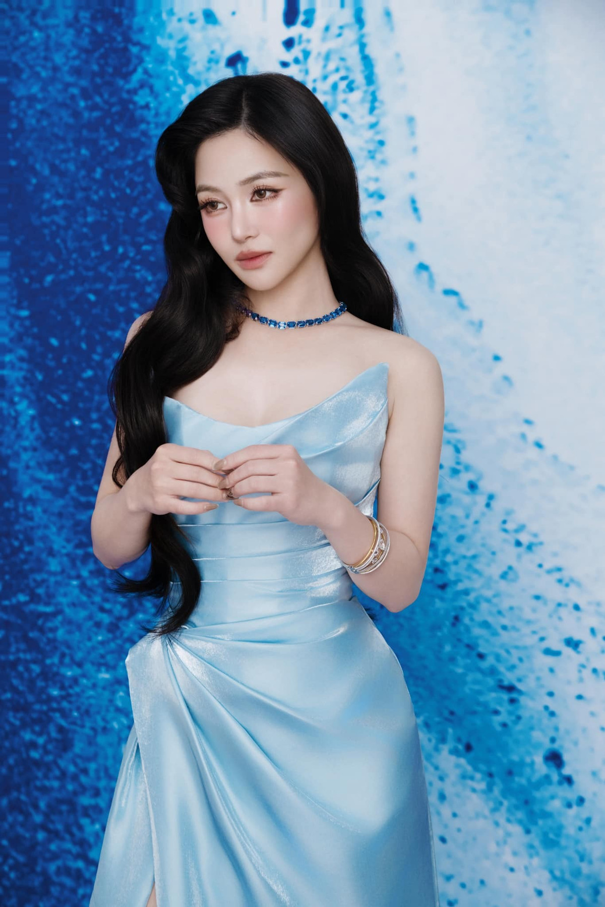 Hương Tràm tung bộ ảnh diện váy lụa cúp ngực màu xanh, nhan sắc của nữ ca sĩ được khen thăng hạng. Ảnh: FB Hương Tràm Phạm