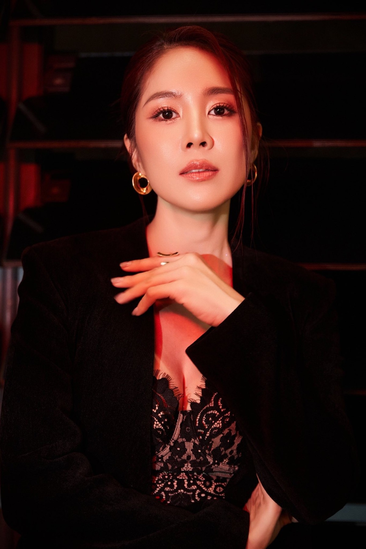 Thiết kế bra ren tinh tế giúp cô khoe khéo vòng một đầy đặn cùng đường cong cơ thể nuột nà. Ảnh: FB Lê Phương