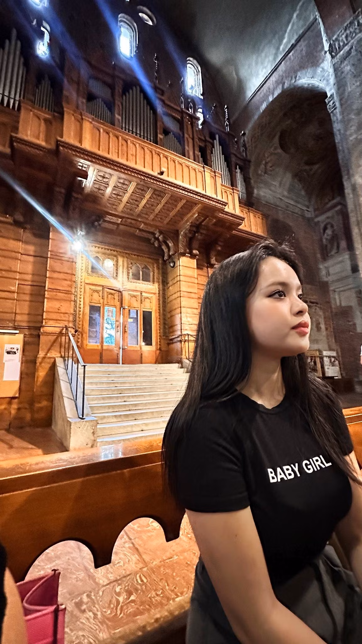 Cô bé dù không có chiều cao vượt trội như em gái nhưng vẫn được thừa hưởng không ít nét đẹp từ mẹ như chiếc mũi cao nhỏ nhắn và thậm chí có phần hơi lai Tây khi sở hữu bờ môi căng mọng, hai má lại phúng phính, đáng yêu.