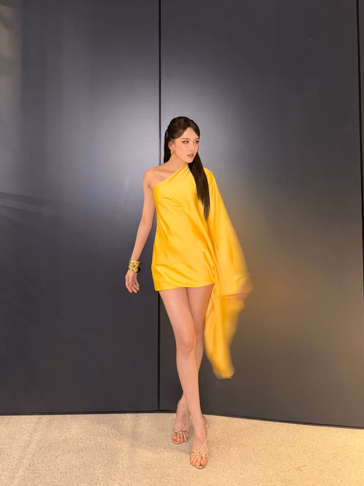 Với thần thái tự tin và phong cách thời thượng, cô đã chinh phục hoàn toàn khán giả, chứng minh khả năng “cân đẹp” mọi kiểu trang phục, kể cả những sắc màu rực rỡ khó mặc.