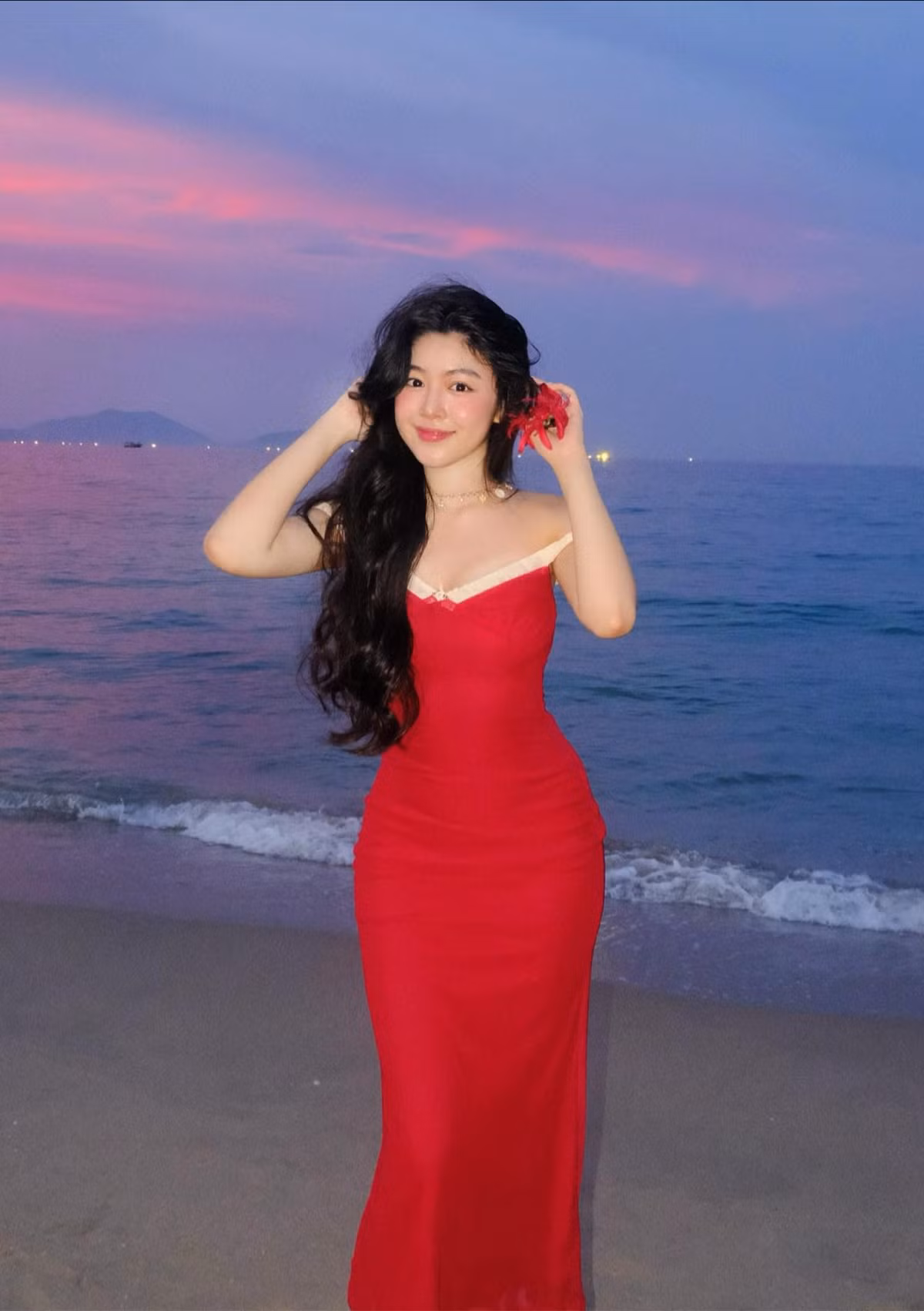 Ở tuổi 19, Mai Thảo Linh (Lọ Lem) đã trở thành một trong những gương mặt trẻ gây chú ý trên MXH nhờ nhan sắc và tài năng.