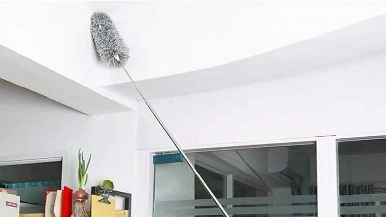 Nguyên tắc vàng giúp tránh việc “lau đi lau lại” nhiều lần. Hãy bắt đầu từ những vị trí cao như trần nhà, nóc tủ, quạt trần, sau đó mới đến bàn ghế và sàn nhà.