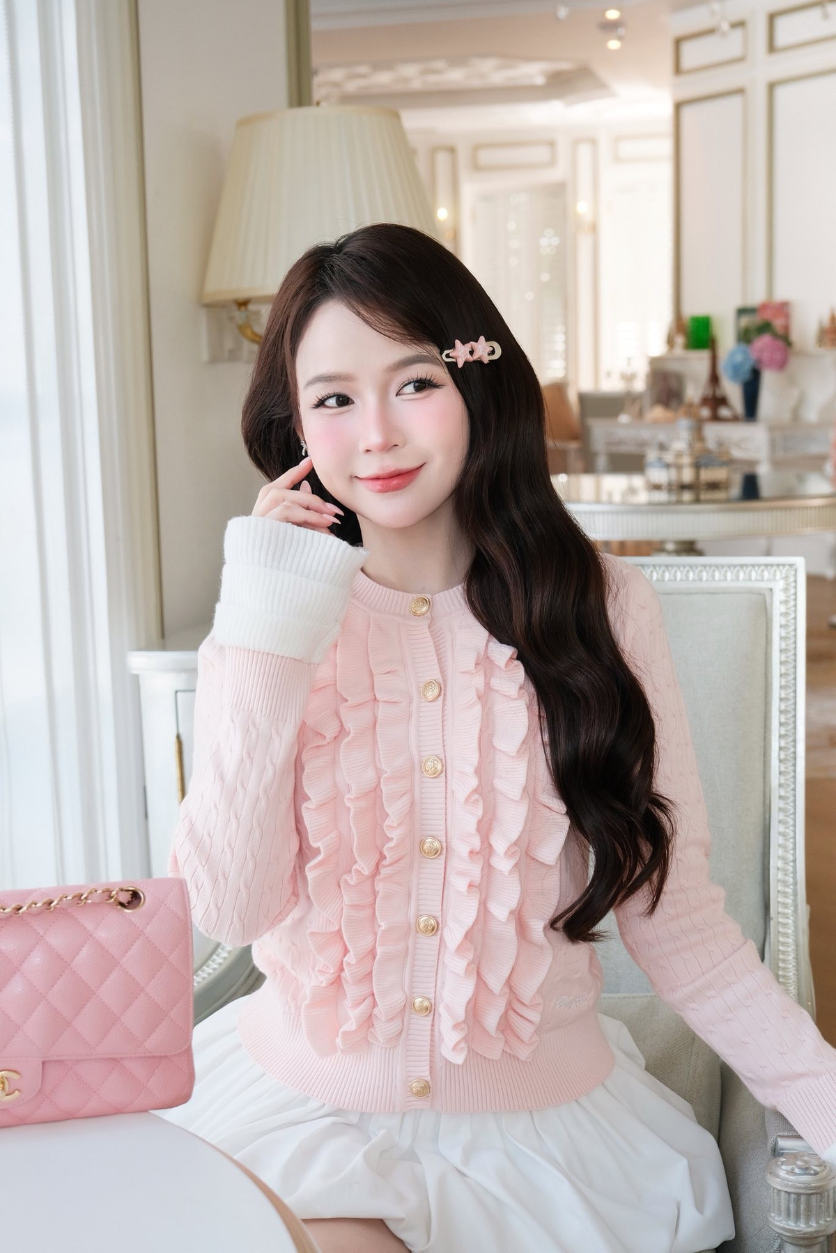 Điểm nhấn là chiếc túi xách hồng đồng điệu với trang phục, giúp tổng thể outfit của Sam thêm phần hài hoà và đáng yêu.